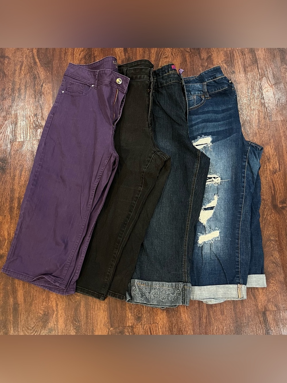 Bundle of 4 women’s denim capris